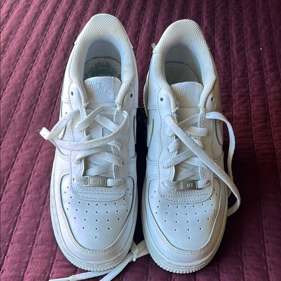 Nike White Sneakers for Everyday Wear - Picture 7 of 7